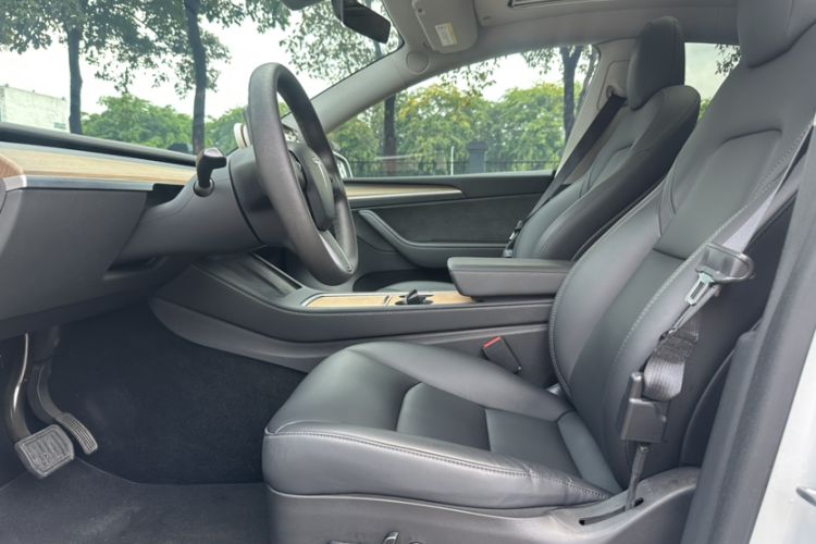 Used Tesla Model Y 2021 Standard Range Rear-Wheel Drive Version Interior 3