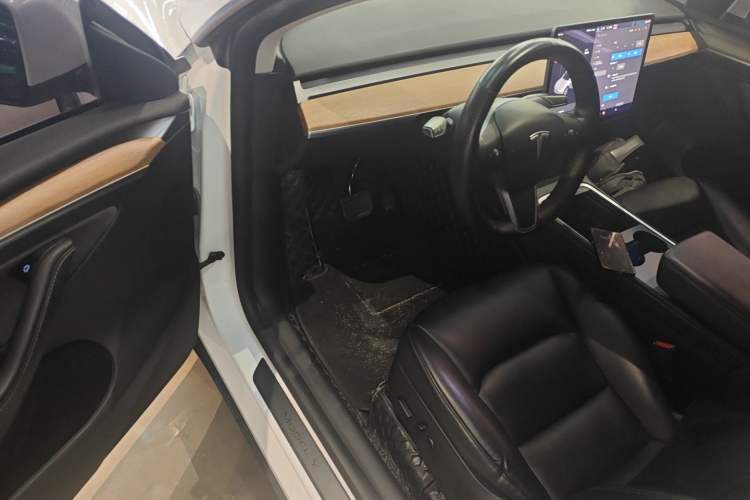 Used Tesla Model Y 2021 Standard Range Rear-Wheel Drive Version Interior 3