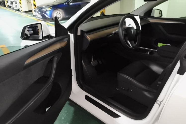 Used Tesla Model Y 2021 Standard Range Rear-Wheel Drive Version Interior 3