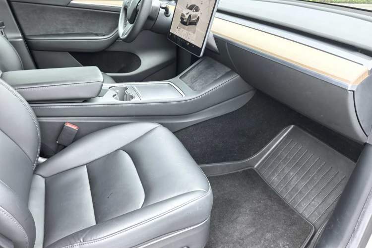 Used Tesla Model Y 2021 Revised Version 2 Long-Range All-Wheel-Drive Edition Interior 3