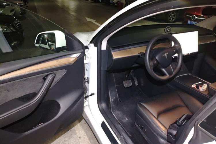 Used Tesla Model Y 2021 Long-Range All-Wheel-Drive Version Interior 3