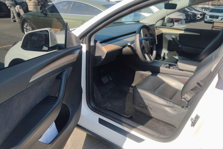 Used Tesla Model Y 2021 Standard Range Rear-Wheel Drive Version Interior 3