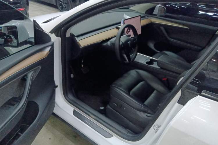 Used Tesla Model Y 2021 Standard Range Rear-Wheel Drive Version Interior 3