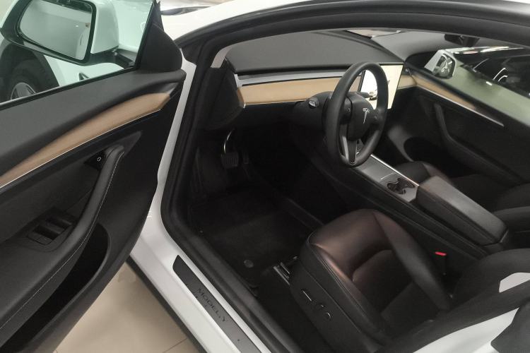 Used Tesla Model Y 2021 Revised Version 2 Long-Range All-Wheel-Drive Edition Interior 3