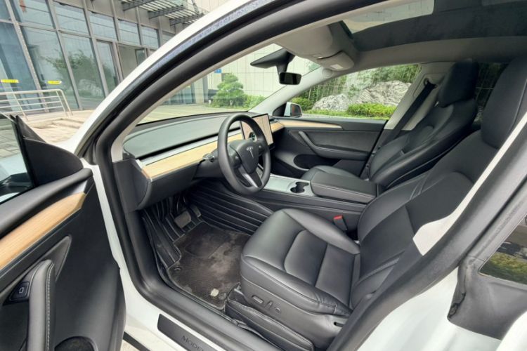 Used Tesla Model Y 2021 Standard Range Rear-Wheel Drive Version Interior 3
