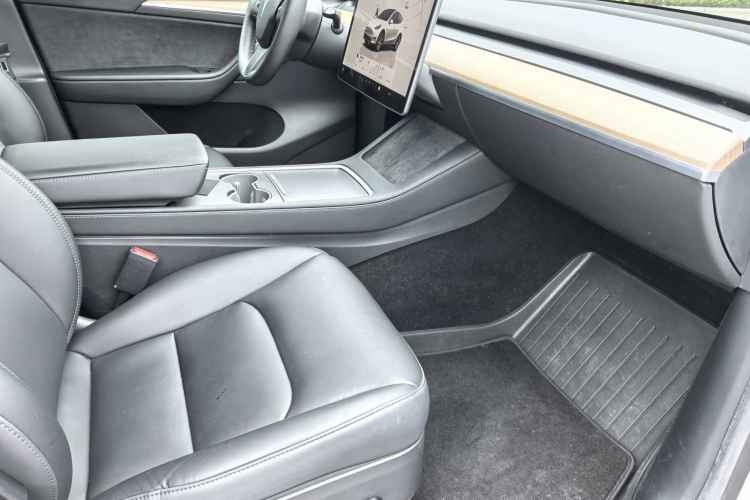Used Tesla Model Y 2021 Revised Version 2 Long-Range All-Wheel-Drive Edition Interior 3