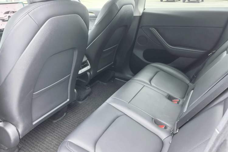 Used Tesla Model Y 2021 Revised Version 2 Long-Range All-Wheel-Drive Edition Interior 4