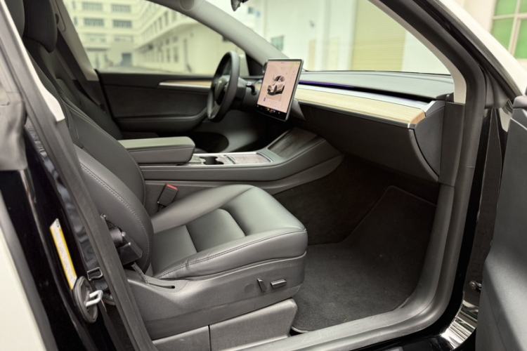 Used Tesla Model Y 2021 Performance High-Performance All-Wheel-Drive Version Interior 4