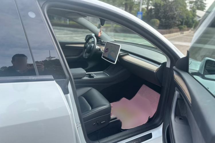 Used Tesla Model Y 2021 Long-Range All-Wheel-Drive Version Interior 4