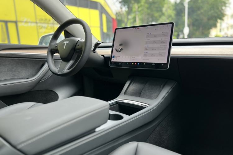 Used Tesla Model Y 2021 Standard Range Rear-Wheel Drive Version Interior 4