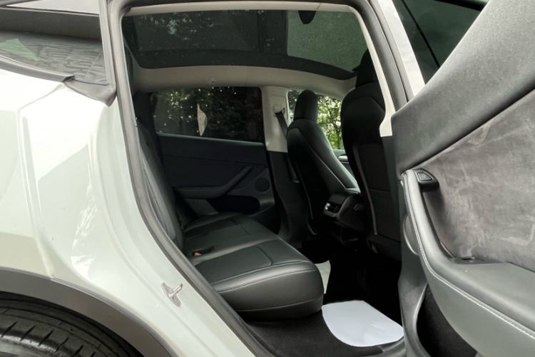 Used Tesla Model Y 2021 Long-Range All-Wheel-Drive Version Interior 4