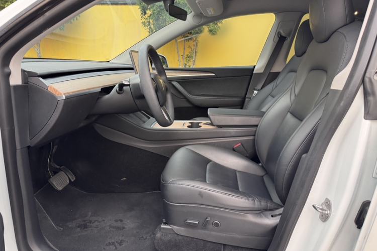 Used Tesla Model Y 2021 Long-Range All-Wheel-Drive Version Interior 4