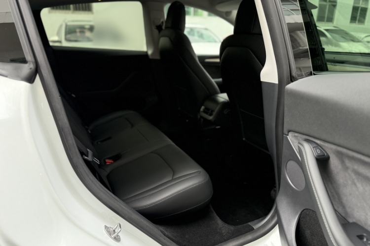 Used Tesla Model Y 2021 Long-Range All-Wheel-Drive Version Interior 4