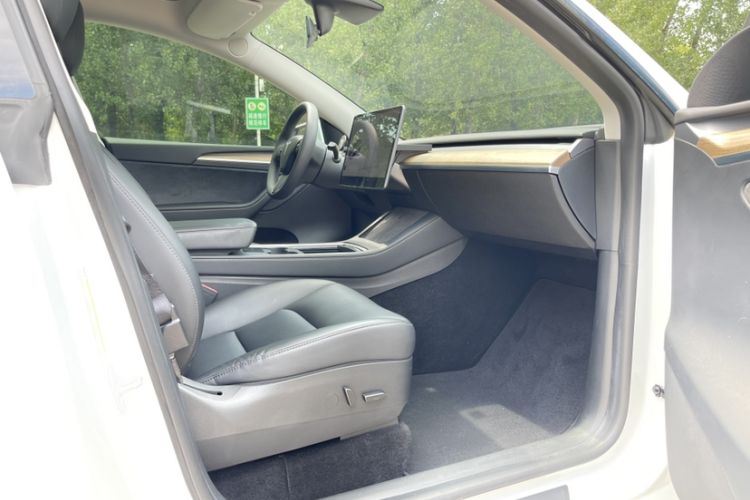 Used Tesla Model Y 2021 Standard Range Rear-Wheel Drive Version Interior 4