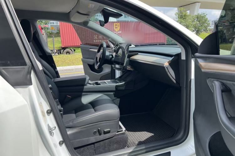 Used Tesla Model Y 2021 Long-Range All-Wheel-Drive Version 3D7 Interior 5