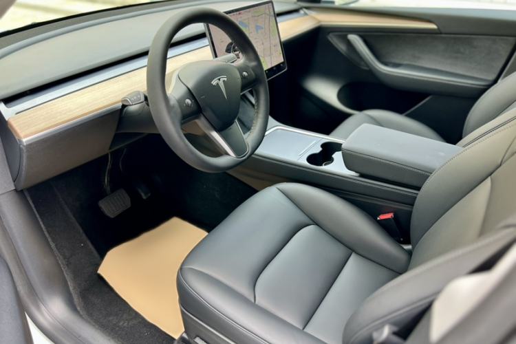 Used Tesla Model Y 2021 Standard Range Rear-Wheel Drive Version Interior 5