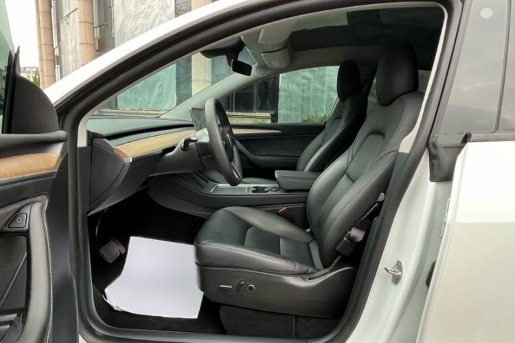 Used Tesla Model Y 2021 Long-Range All-Wheel-Drive Version Interior 5