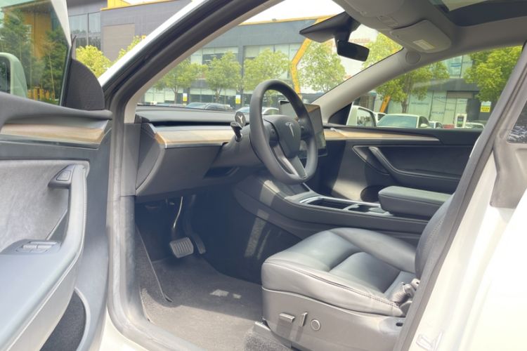 Used Tesla Model Y 2021 Standard Range Rear-Wheel Drive Version Interior 5