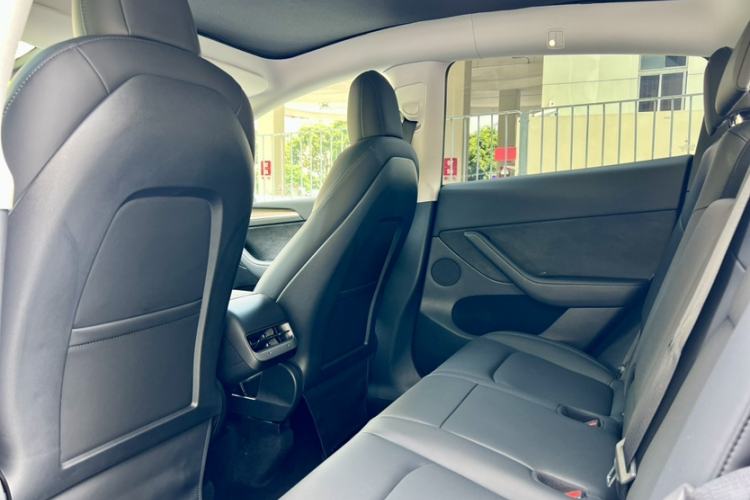 Used Tesla Model Y 2021 Standard Range Rear-Wheel Drive Version Interior 7