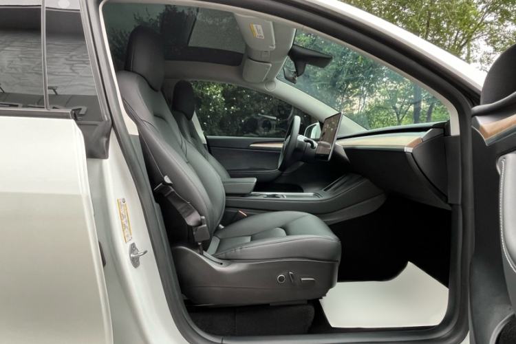 Used Tesla Model Y 2021 Long-Range All-Wheel-Drive Version Interior 7