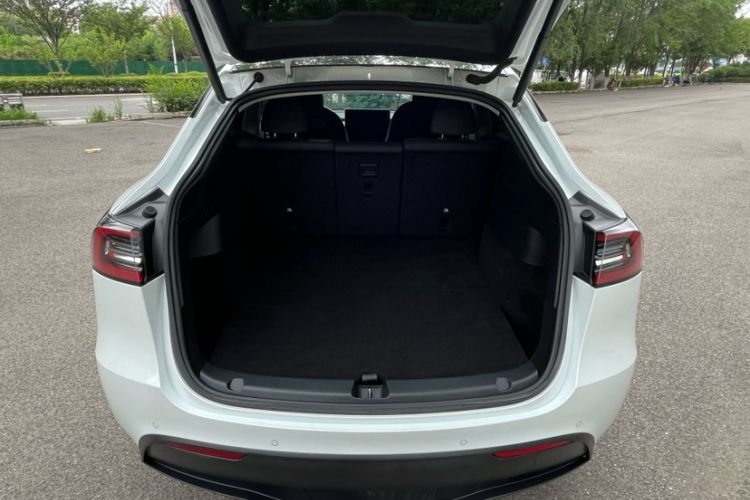 Used Tesla Model Y 2021 Long-Range All-Wheel-Drive Version Interior 8