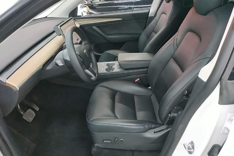 Used Tesla Model Y 2021 Standard Range Rear-Wheel Drive Version Left Front Seat