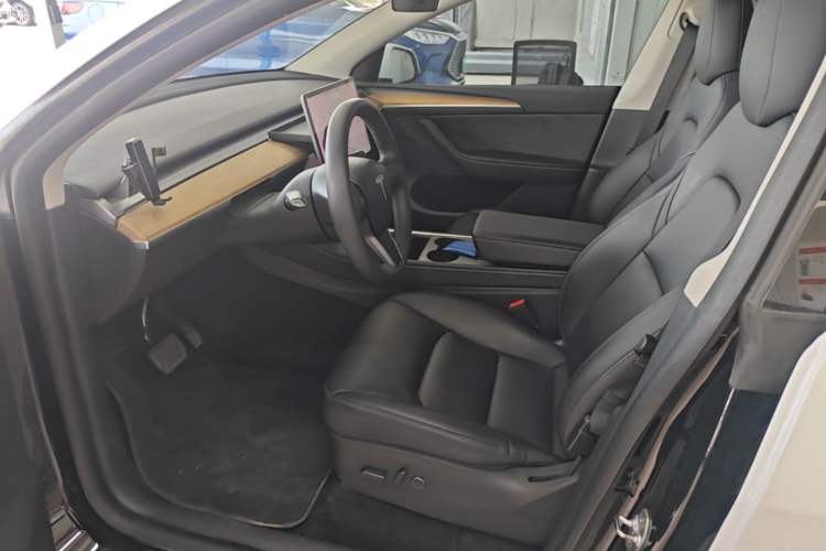 Used Tesla Model Y 2021 Standard Range Rear-Wheel Drive Version Left Front Seat