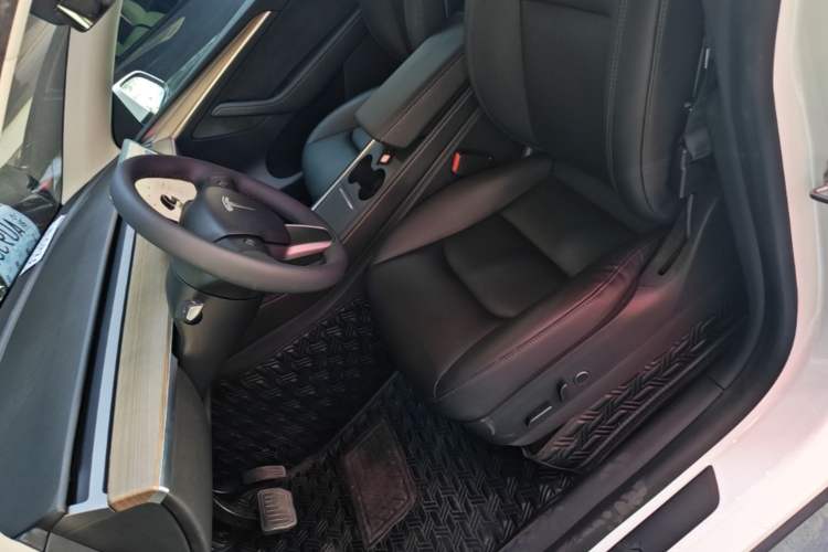 Used Tesla Model Y 2021 Standard Range Rear-Wheel Drive Version Left Front Seat