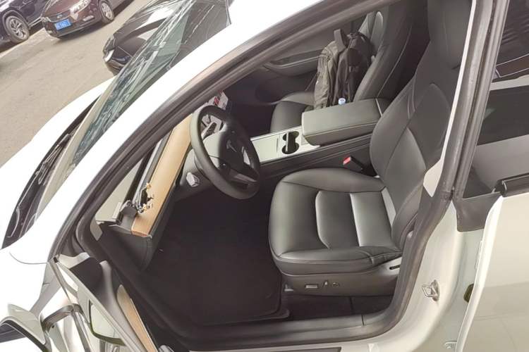 Used Tesla Model Y 2021 Standard Range Rear-Wheel Drive Version Left Front Seat