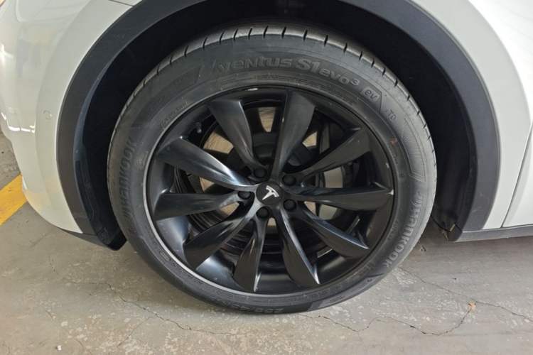 Used Tesla Model Y 2021 Standard Range Rear-Wheel Drive Version Left Front Wheel Hub
