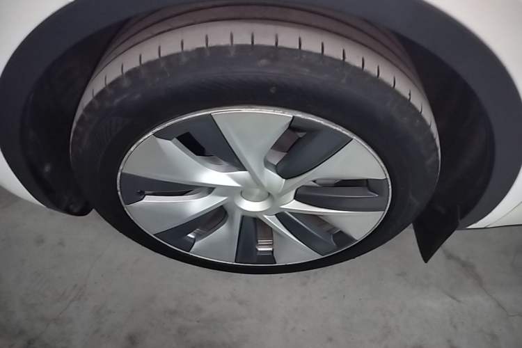 Used Tesla Model Y 2021 Standard Range Rear-Wheel Drive Version Left Front Wheel Hub