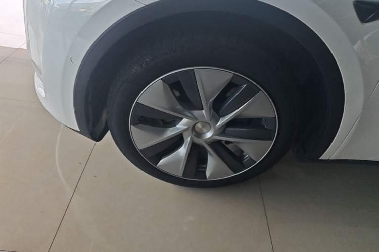 Used Tesla Model Y 2021 Standard Range Rear-Wheel Drive Version Left Front Wheel Hub