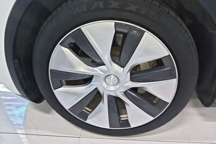 Used Tesla Model Y 2021 Long-Range All-Wheel-Drive Version Left Front Wheel Hub