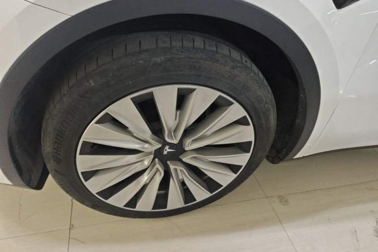 Used Tesla Model Y 2021 Long-Range All-Wheel-Drive Version Left Front Wheel Hub