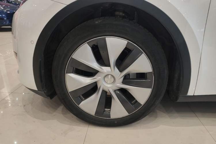Used Tesla Model Y 2021 Standard Range Rear-Wheel Drive Version Left Front Wheel Hub