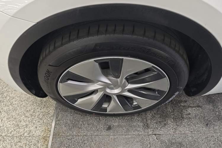 Used Tesla Model Y 2021 Long-Range All-Wheel-Drive Version Left Front Wheel Hub