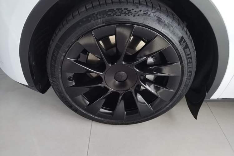 Used Tesla Model Y 2021 Standard Range Rear-Wheel Drive Version Left Front Wheel Hub