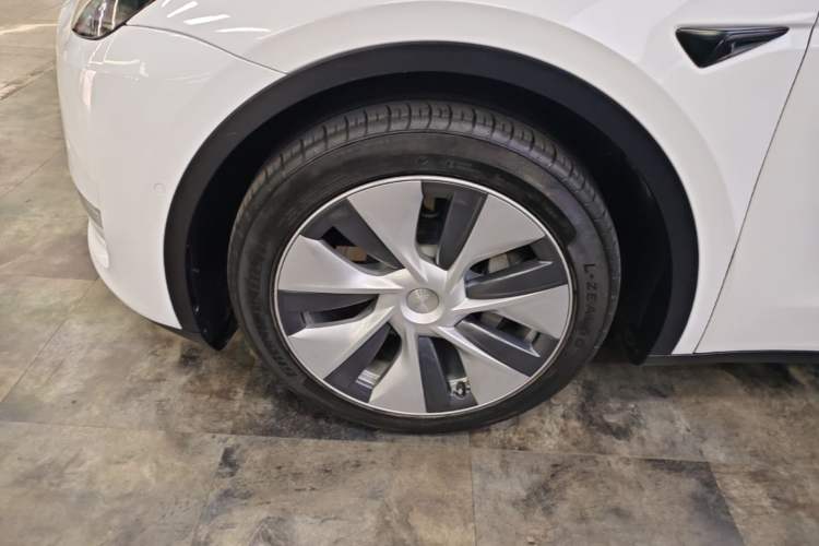 Used Tesla Model Y 2021 Standard Range Rear-Wheel Drive Version Left Front Wheel Hub