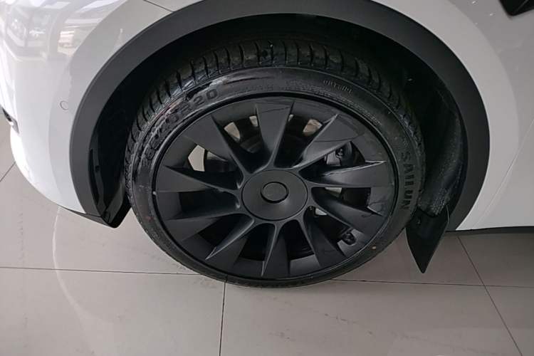 Used Tesla Model Y 2021 Long-Range All-Wheel-Drive Version 3D7 Left Front Wheel Hub