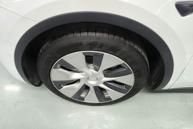 Used Tesla Model Y 2021 Long-Range All-Wheel-Drive Version Left Front Wheel Hub
