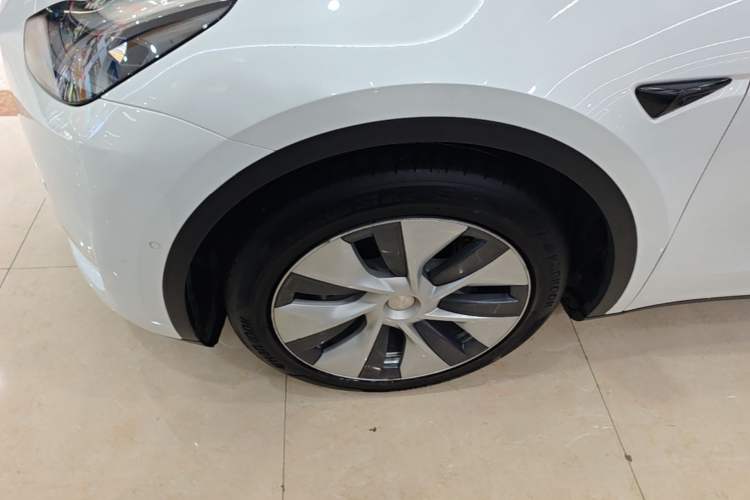Used Tesla Model Y 2021 Standard Range Rear-Wheel Drive Version Left Front Wheel Hub