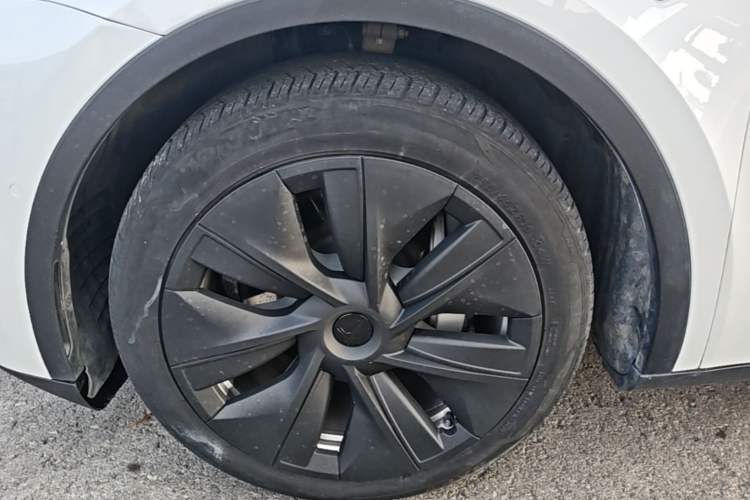 Used Tesla Model Y 2021 Long-Range All-Wheel-Drive Version 3D7 Left Front Wheel Hub