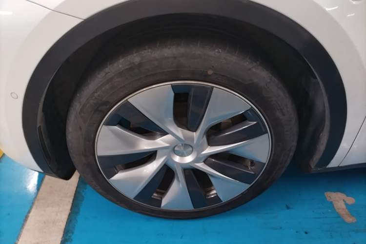 Used Tesla Model Y 2021 Standard Range Rear-Wheel Drive Version Left Front Wheel Hub