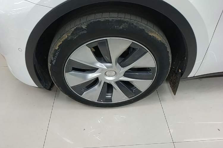 Used Tesla Model Y 2021 Standard Range Rear-Wheel Drive Version Left Front Wheel Hub