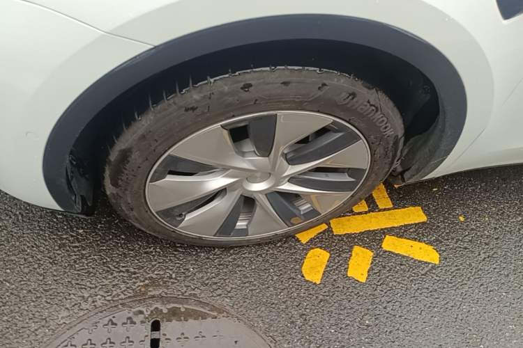 Used Tesla Model Y 2021 Long-Range All-Wheel-Drive Version Left Front Wheel Hub