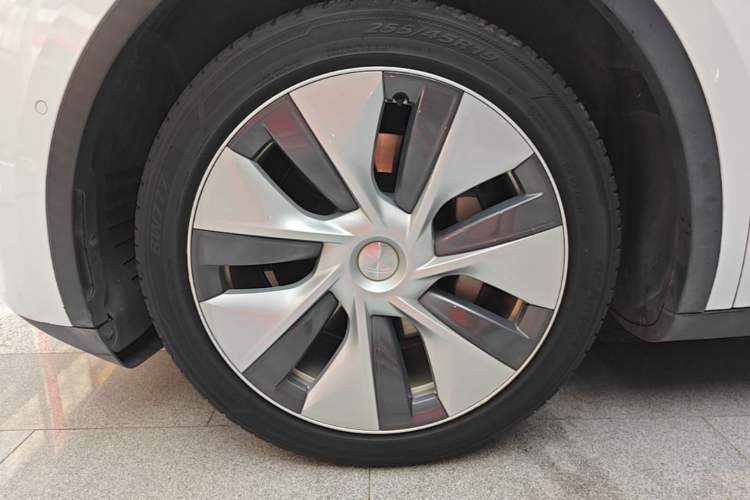 Used Tesla Model Y 2021 Standard Range Rear-Wheel Drive Version Left Front Wheel Hub