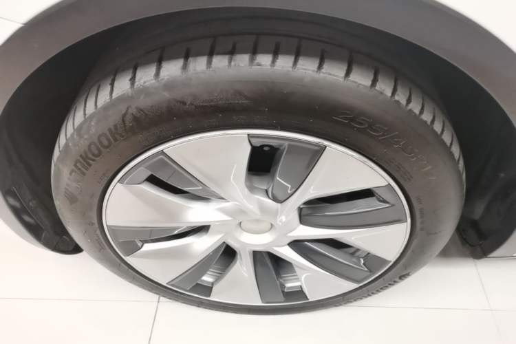 Used Tesla Model Y 2021 Long-Range All-Wheel-Drive Version 3D7 Left Front Wheel Hub
