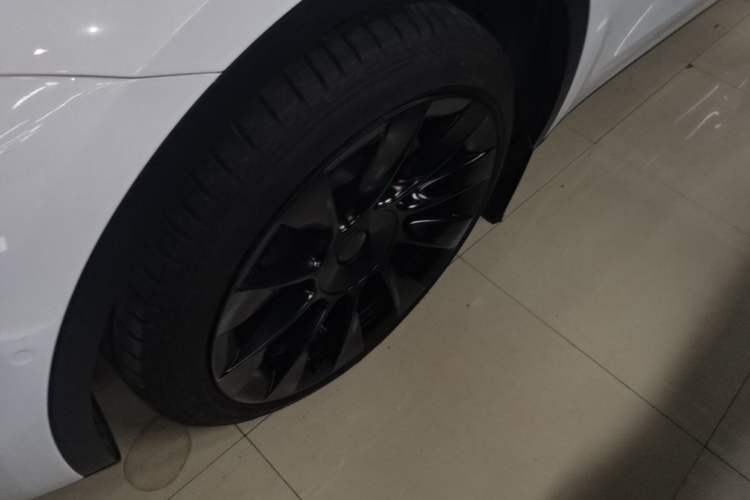 Used Tesla Model Y 2021 Long-Range All-Wheel-Drive Version Left Front Wheel Hub