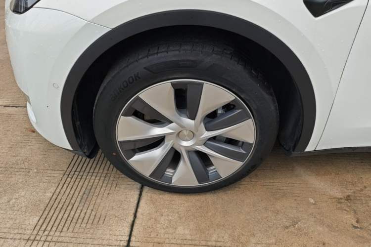Used Tesla Model Y 2021 Standard Range Rear-Wheel Drive Version Left Front Wheel Hub