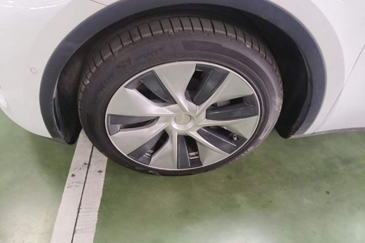 Used Tesla Model Y 2021 Long-Range All-Wheel-Drive Version 3D7 Left Front Wheel Hub